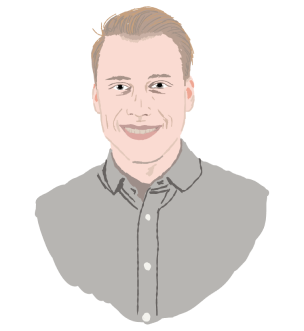 Portrait stylisé d'un homme caucasien de 35 ans, souriant, avec des cheveux blonds coiffés en arrière. Il porte une chemise grise boutonnée. L'expression amicale et la tenue décontractée reflètent un style jeune et professionnel dans le domaine du marketing.