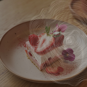 Une assiette en grès marron contient une tranche de gâteau rectangulaire rose décorée de fraises fraîches, de fleurs comestibles violettes et de poudre rose. Des lignes blanches sinueuses sont superposées à l'image, rappelant des cernes d'arbre.